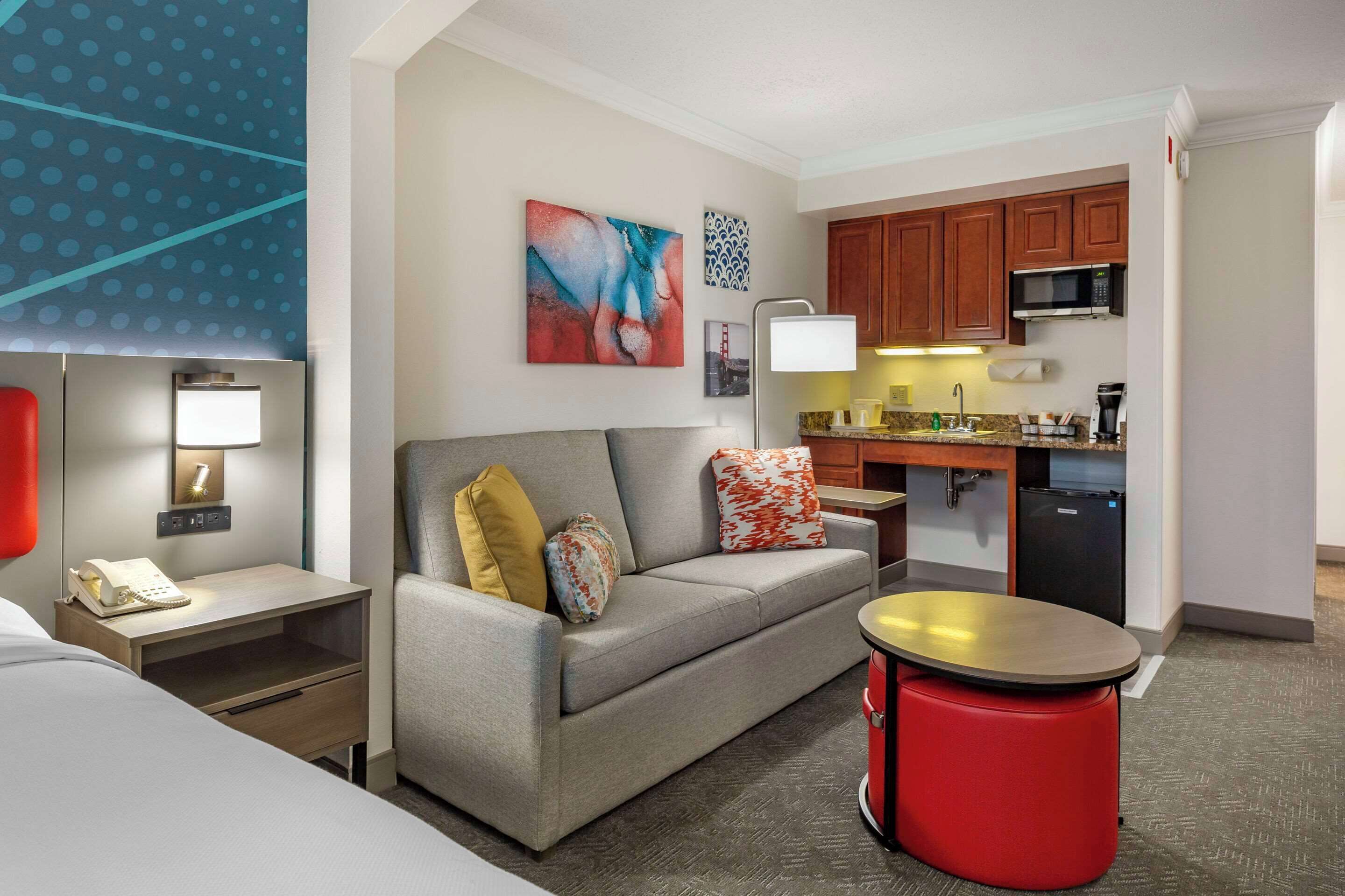 Cofres nos quartos, escrivaninha, cortinas blackout