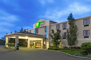 A Holiday Inn Express building with a covered entrance and a clear sky. - Holiday Inn Express & Suites Alliance by IHG (Alliance)