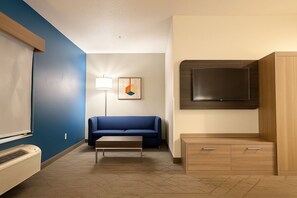 Desk, iron/ironing board, free cots/infant beds, rollaway beds - Holiday Inn Express & Suites Alliance by IHG (Alliance)
