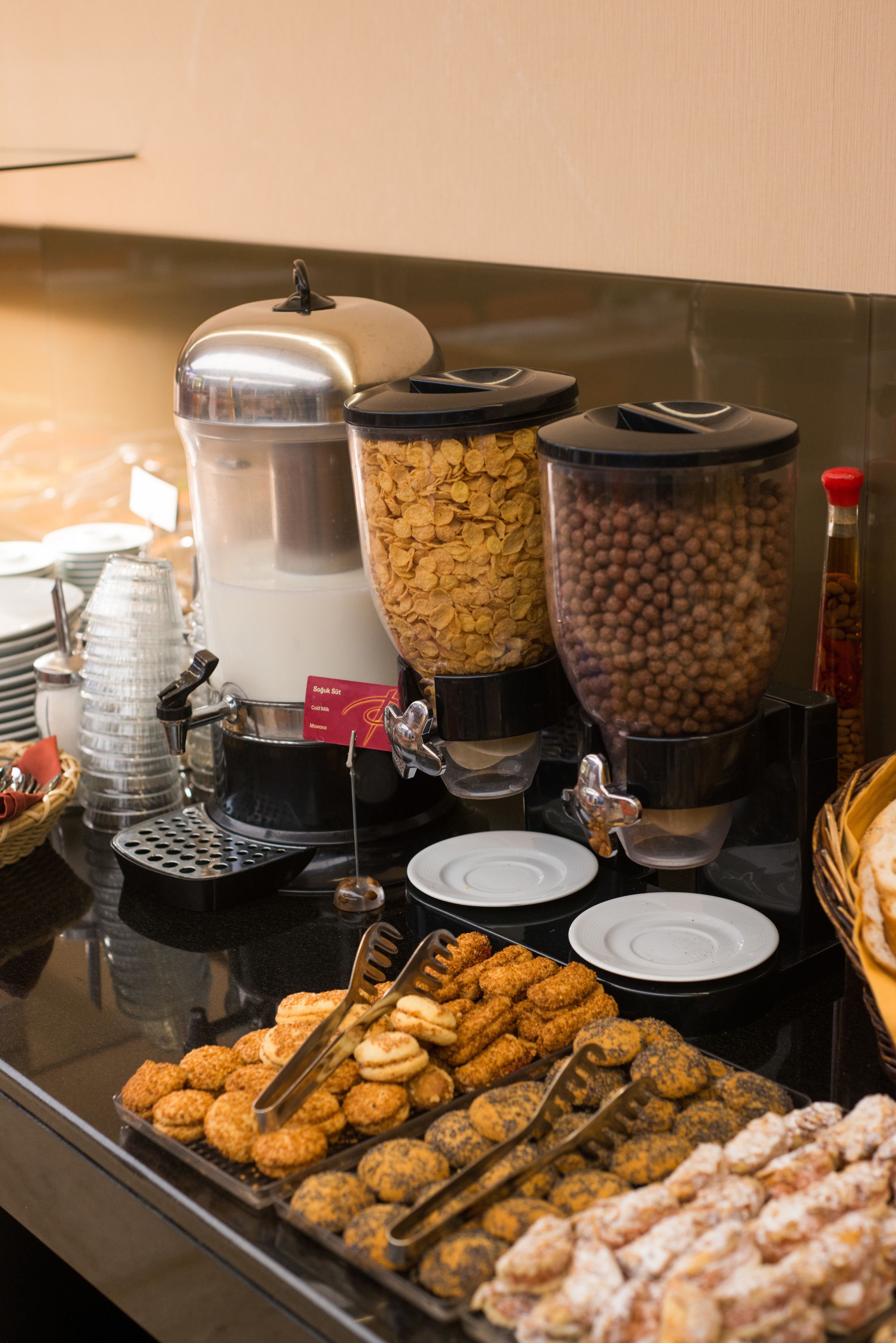 Un bufé con diferentes opciones de comida y una estación de café.