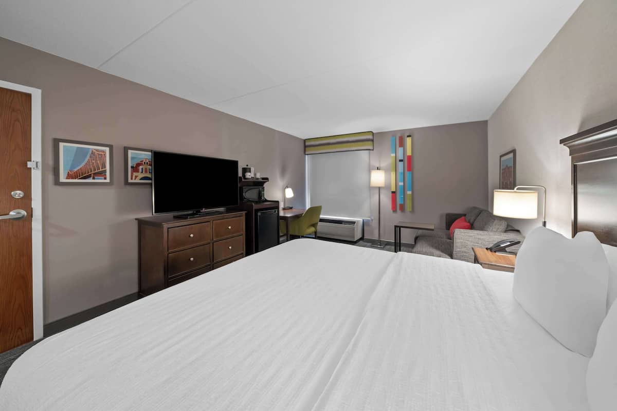 Dlx, 1 King-Bett, Schlafsofa, NR | Schreibtisch, Verdunkelungsvorhänge, Bügeleisen/Bügelbrett
