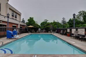 Una piscina al aire libre, tumbonas