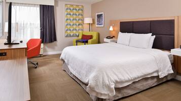 Skrivebord, blendingsgardiner, strykejern/-brett og barnesenger