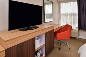 Escritorio, cortinas blackout, tabla de planchar con plancha y cunas 