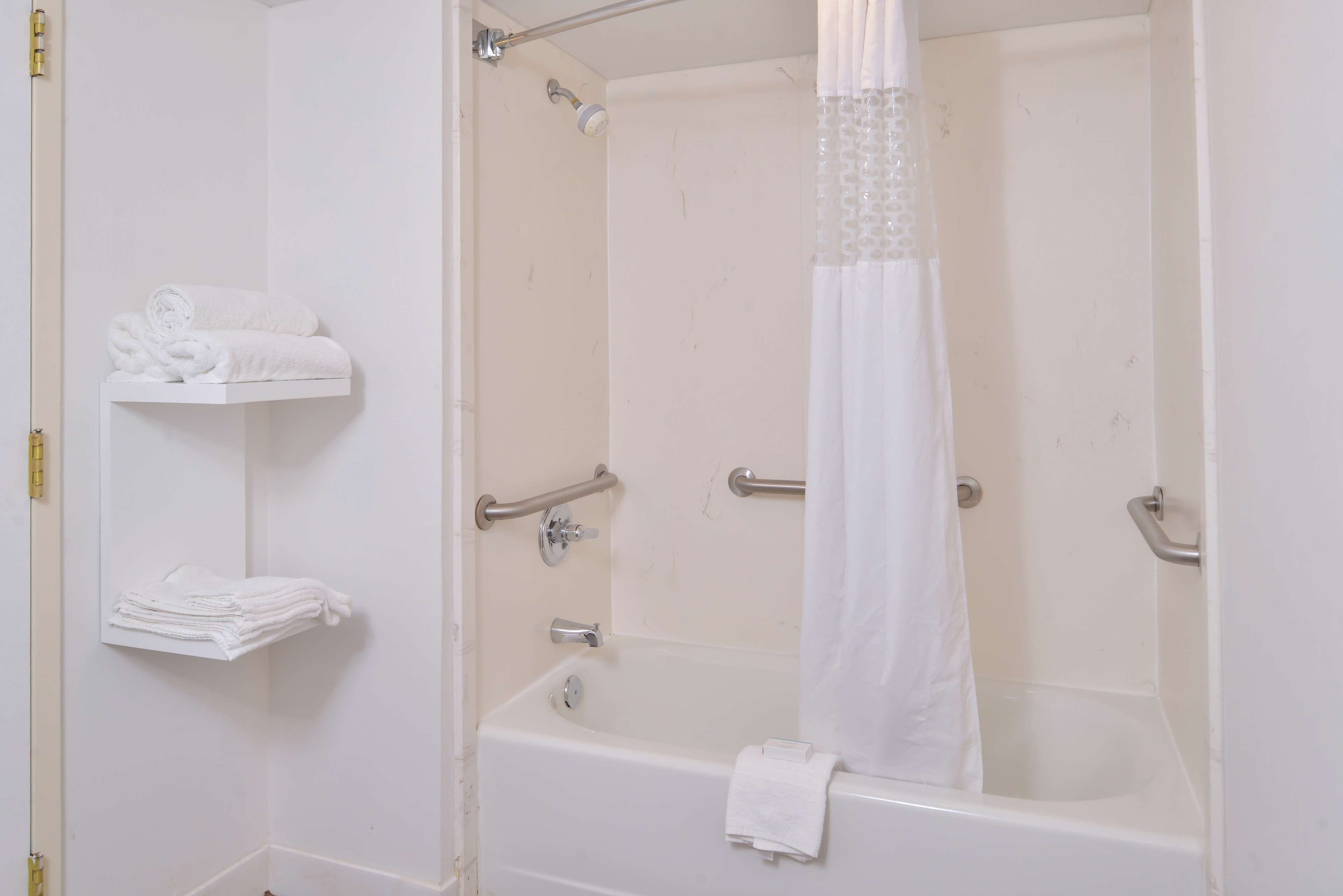 one king bed, non-smoking, accessible | bathroom | combined shower/bathtub, free toiletries, hair dryer, towels