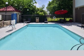 Una piscina al aire libre de temporada