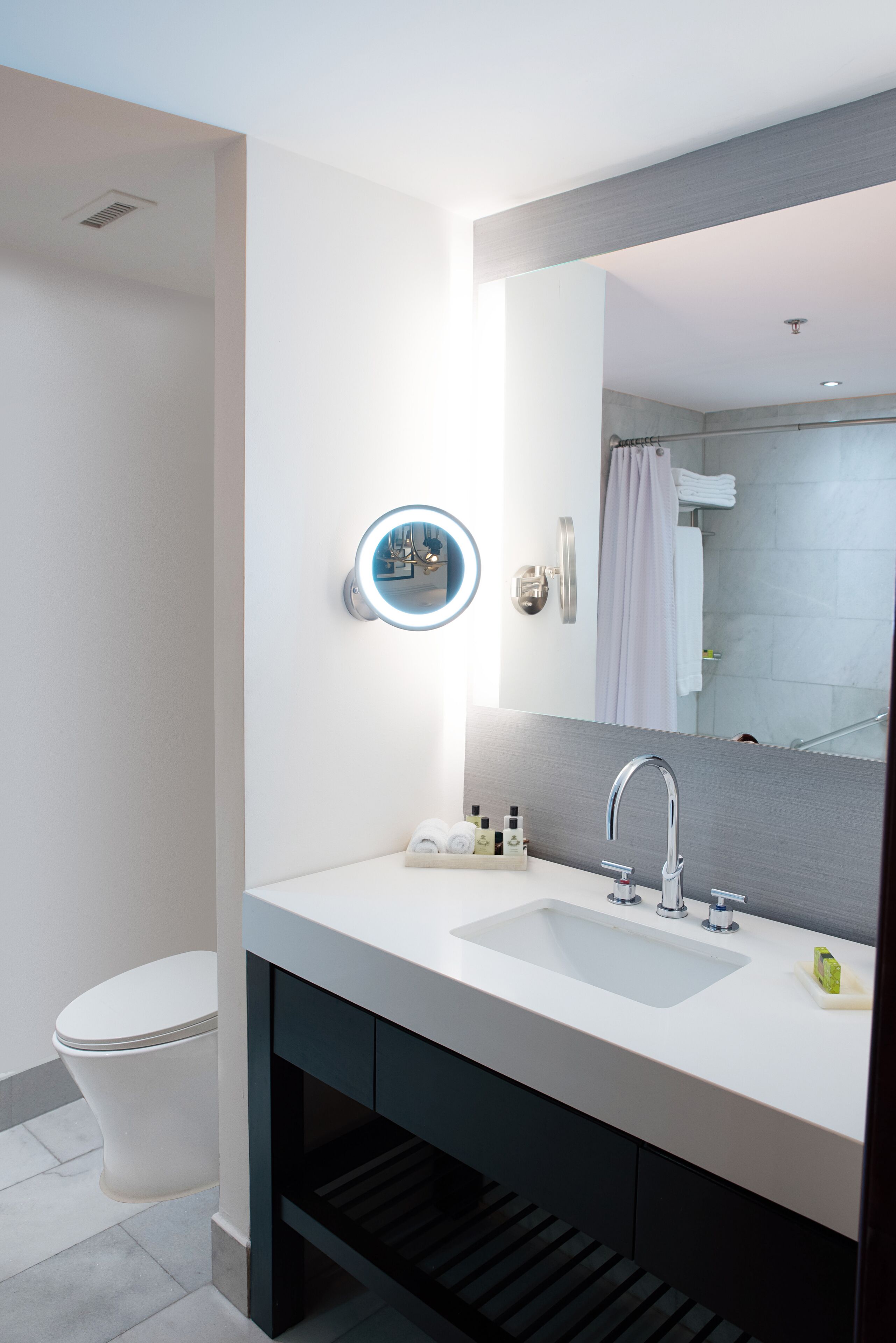 Duschwanne, Komfortbadewanne, Regendusche, kostenlose Toilettenartikel