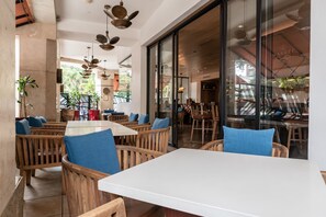 4 restaurants, breakfast, lunch, dinner served; international cuisine