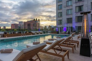 2 piscines extérieures, chaises longues
