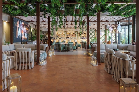 4 restaurantes; se sirve desayuno, almuerzo y cena; cocina internacional