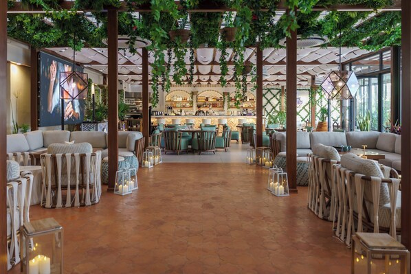 4 restaurants, servant le déjeuner et le dîner; cuisine internationale