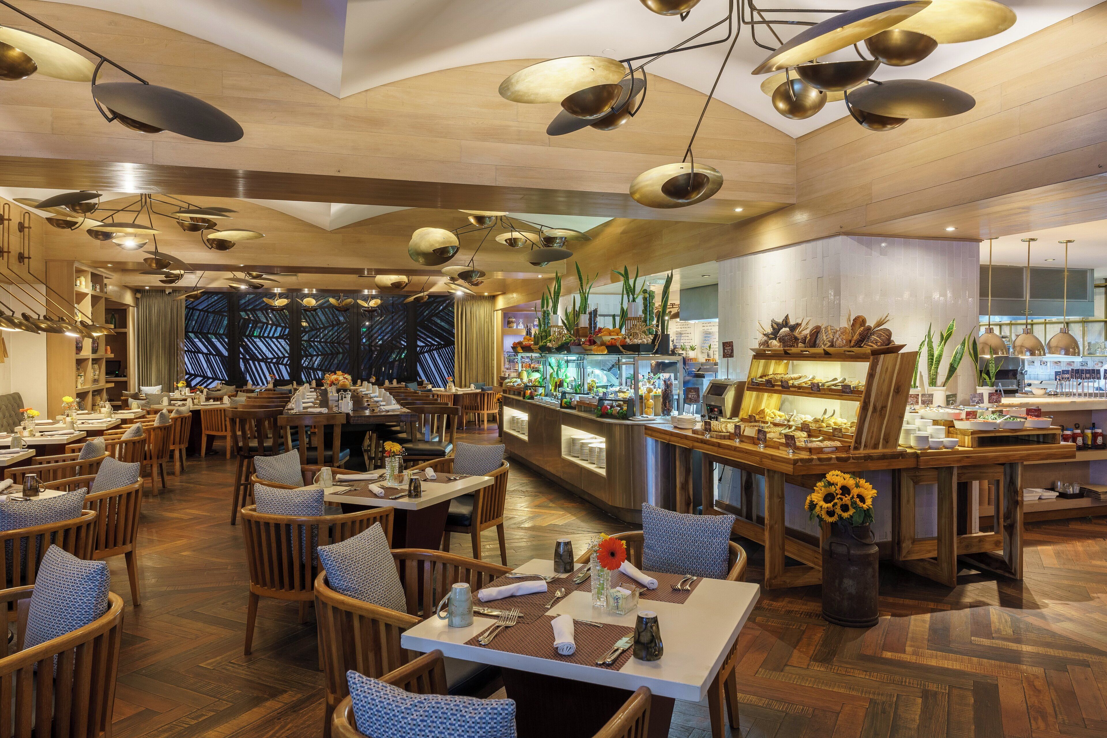 4 restaurants; breakfast, lunch and dinner served 