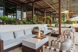 4 restaurantes; se sirven desayunos, almuerzos y cocina internacional 