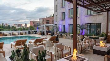 4 restaurants, breakfast, lunch, dinner served; international cuisine