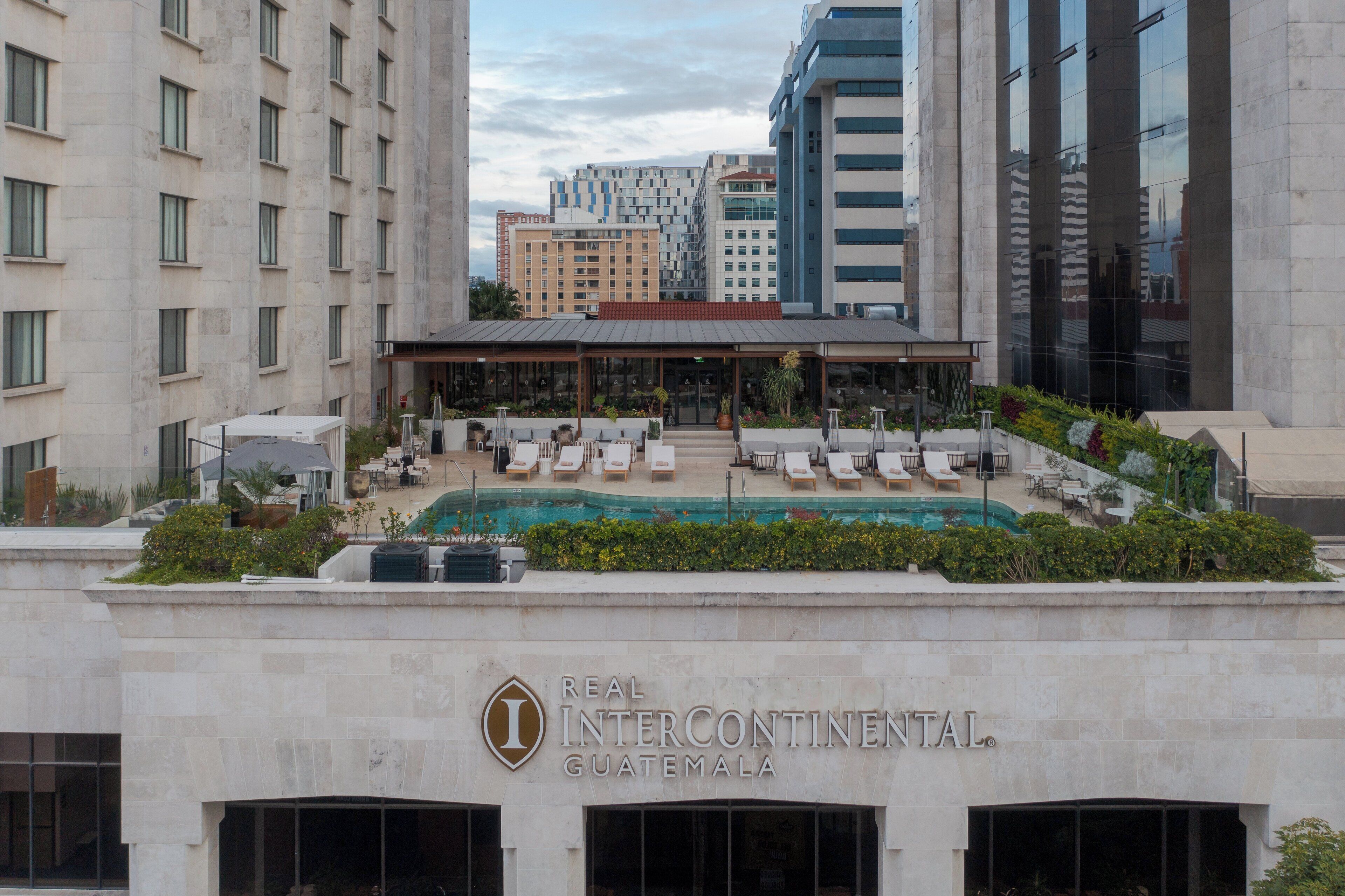 2 piscines extérieures, chaises longues
