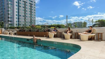 2 outdoor pools, pool loungers