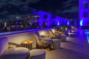 2 outdoor pools, sun loungers