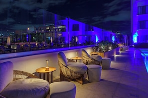 2 outdoor pools, sun loungers