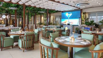 4 restaurants; breakfast, lunch and dinner served