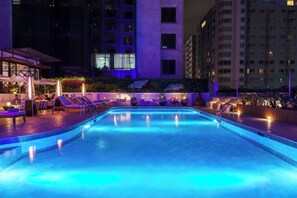 2 outdoor pools, pool loungers