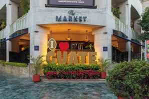 4 restaurants, breakfast, lunch, dinner served; international cuisine