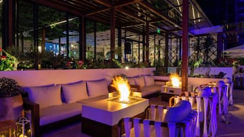 4 restaurants; breakfast, lunch and dinner served