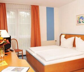 Minibar, una scrivania, tende oscuranti, insonorizzazione