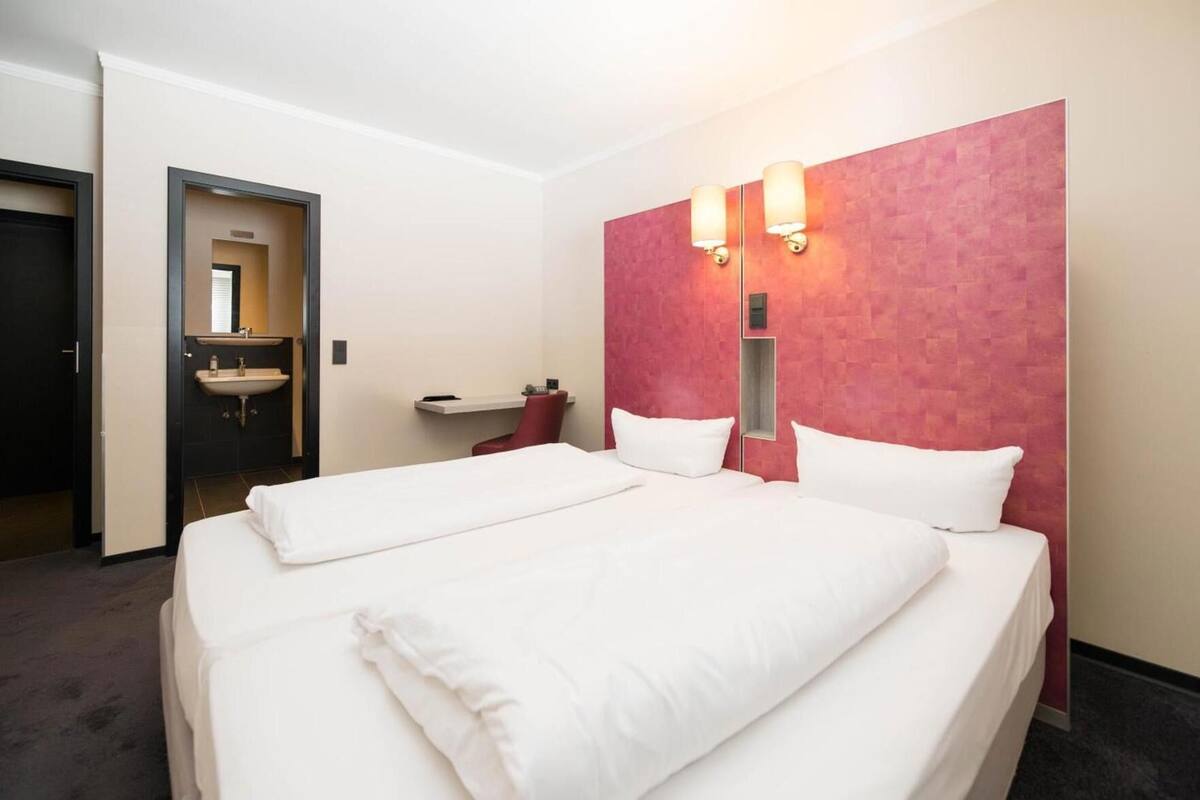 Ropa de cama hipoalergénica, minibar, caja fuerte y escritorio