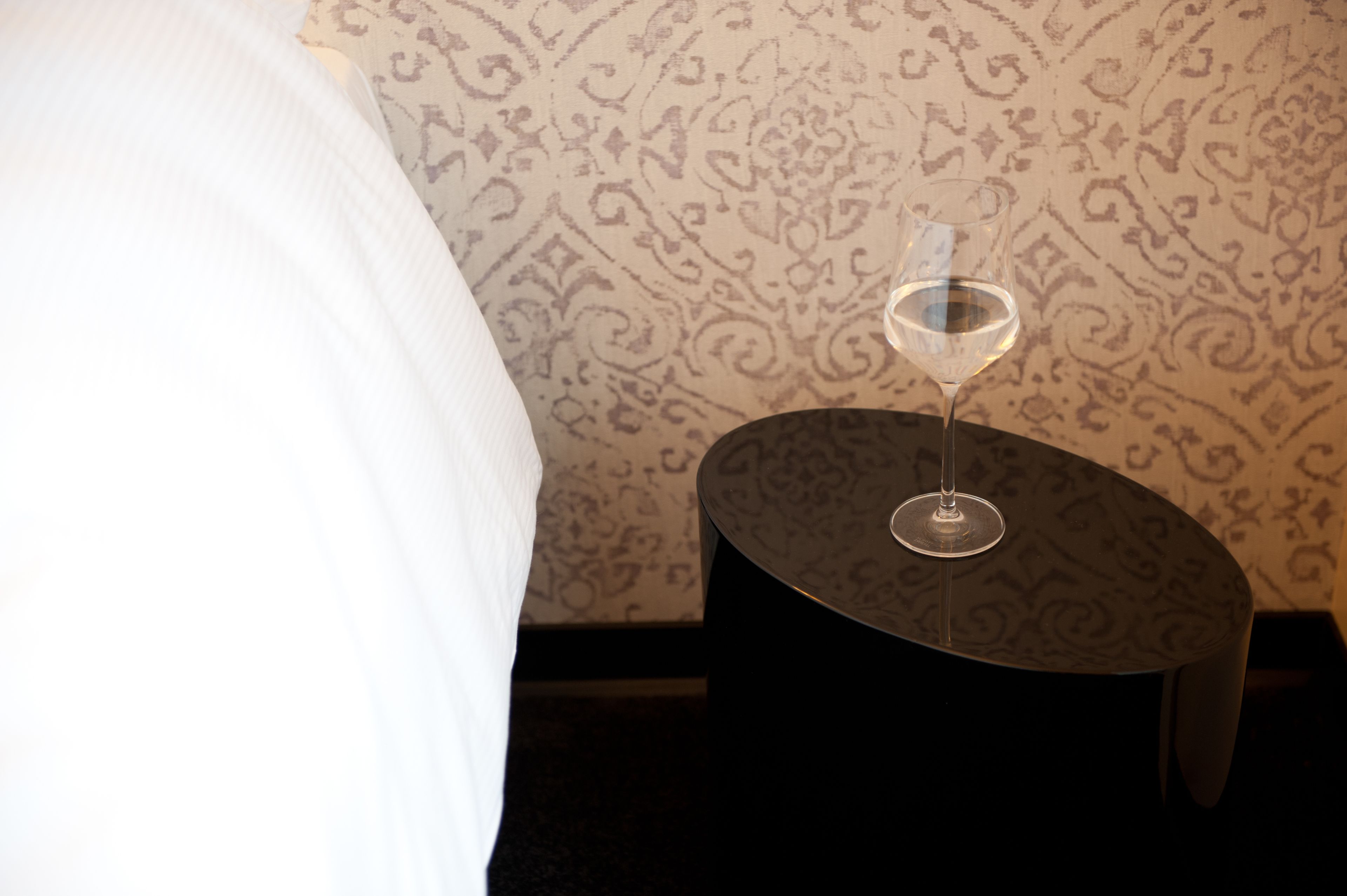 32-inch flat-screen tv with digital channels, tv