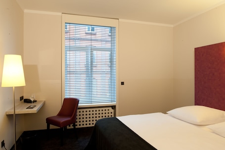 Hypo-allergenic bedding, minibar, in-room safe, desk. Hotel Topas
