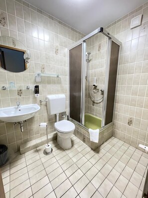 Ein Badezimmer mit Waschbecken, Toilette und Dusche.