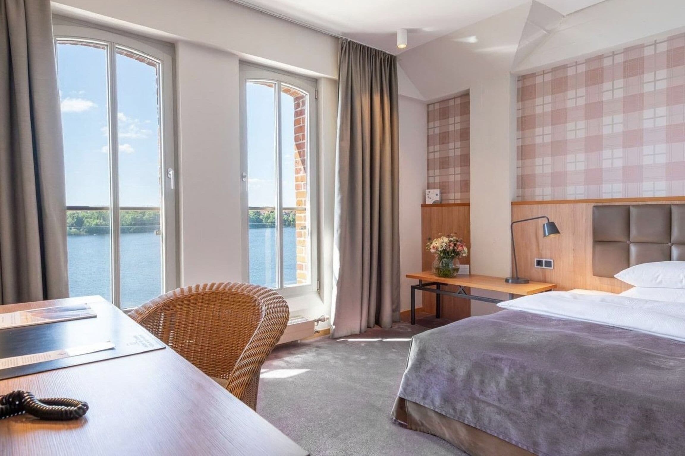 single room, lake view | hypo-allergenic bedding, in-room safe, individually decorated, desk