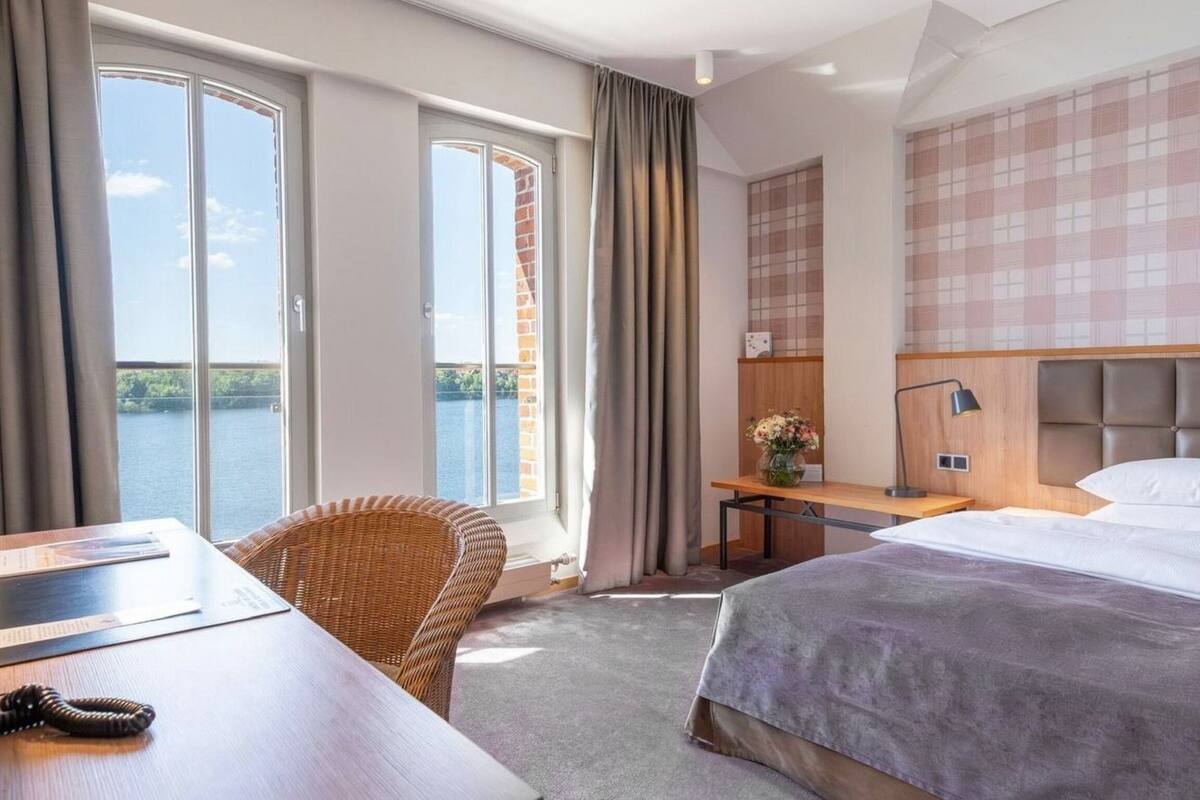 single room, lake view | hypo-allergenic bedding, in-room safe, individually decorated, desk