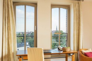 Studio Suite | Hypo-allergenic bedding, in-room safe, individually decorated, desk