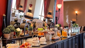 Een buffet met diverse gerechten en drankjes, zoals fruit, gebak en verfrissingen.