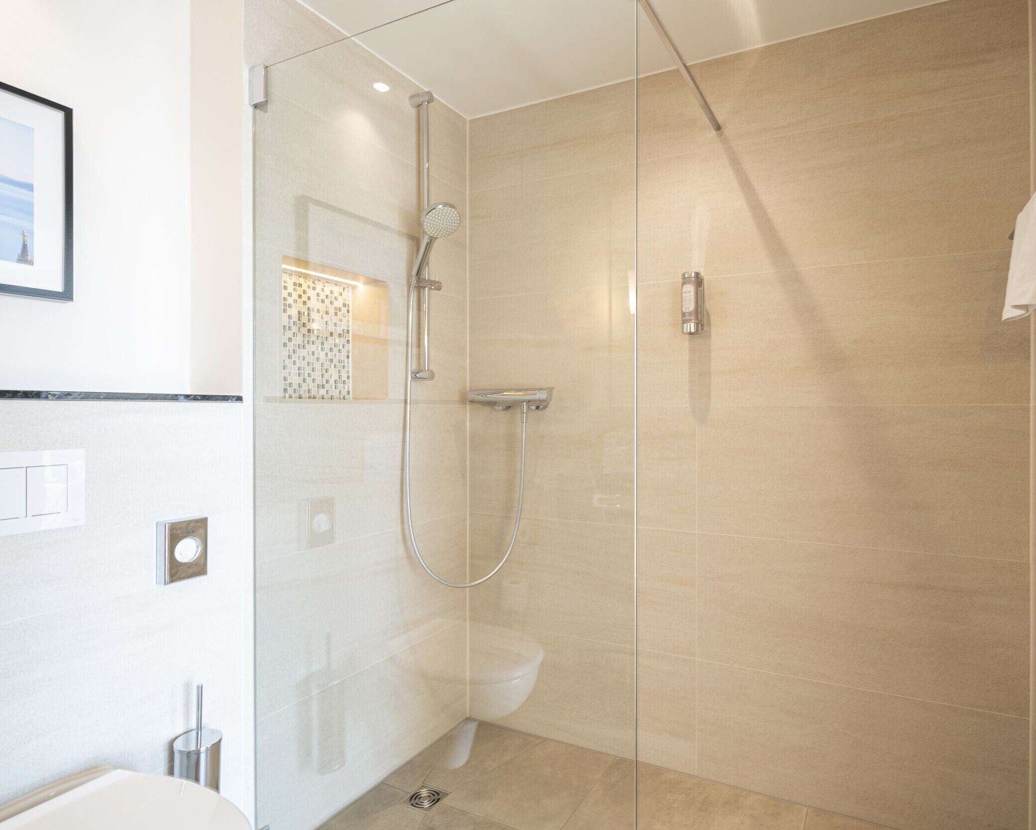 Ein modernes Badezimmer mit Duschkabine, Toilette und Badewanne.