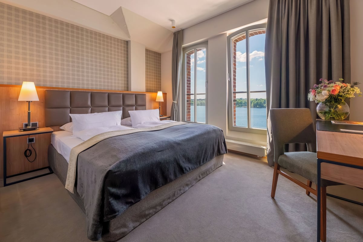 double room, lake view | hypo-allergenic bedding, in-room safe, individually decorated, desk