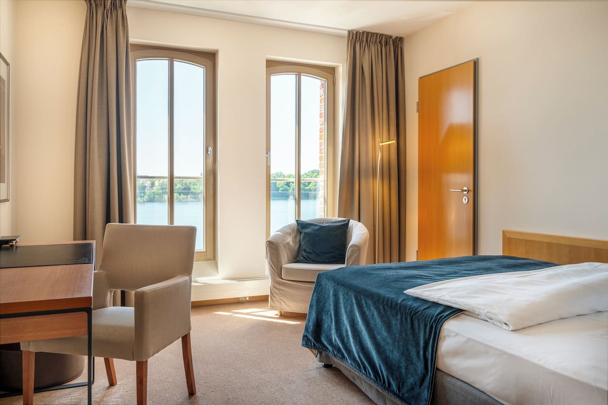 Chambre Simple, vue lac | Literie hypoallergénique, coffres-forts dans les chambres