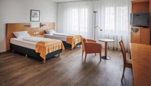 Kahden hengen comfort-huone (yksi tai kaksi sänkyä) (incl. City Tax) | 1 makuuhuone, työpöytä, ilmainen Wi-Fi