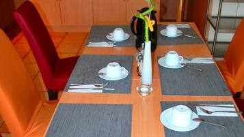 Desayuno buffet (EUR 15 por persona)