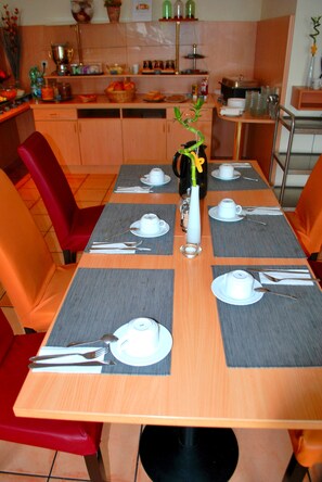 Frokostbuffé hver dag (EUR 15 per person)