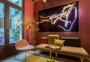Coin salon dans le hall