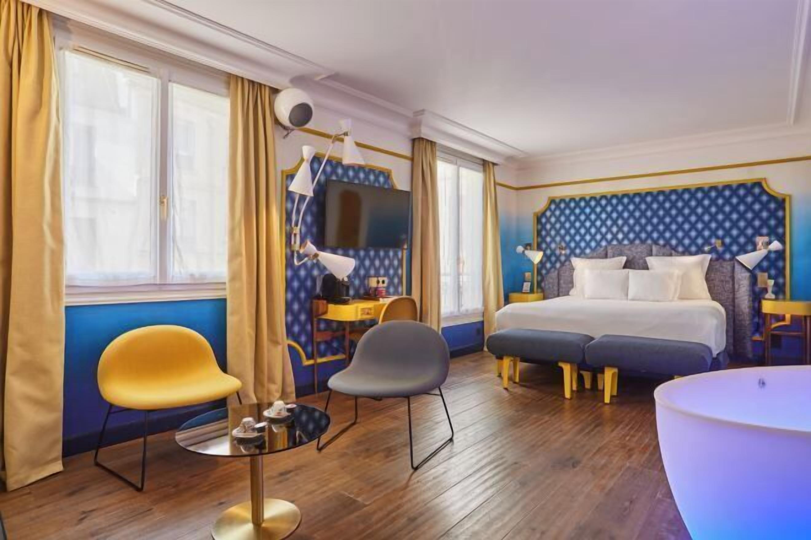 أغطية فراش متميزة وميني بار وخزنة داخل الغرفة وبديكورات فريدة لكل غرفة