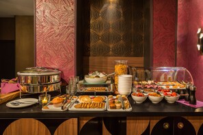 Petit déjeuner complet (17 EUR par personne)