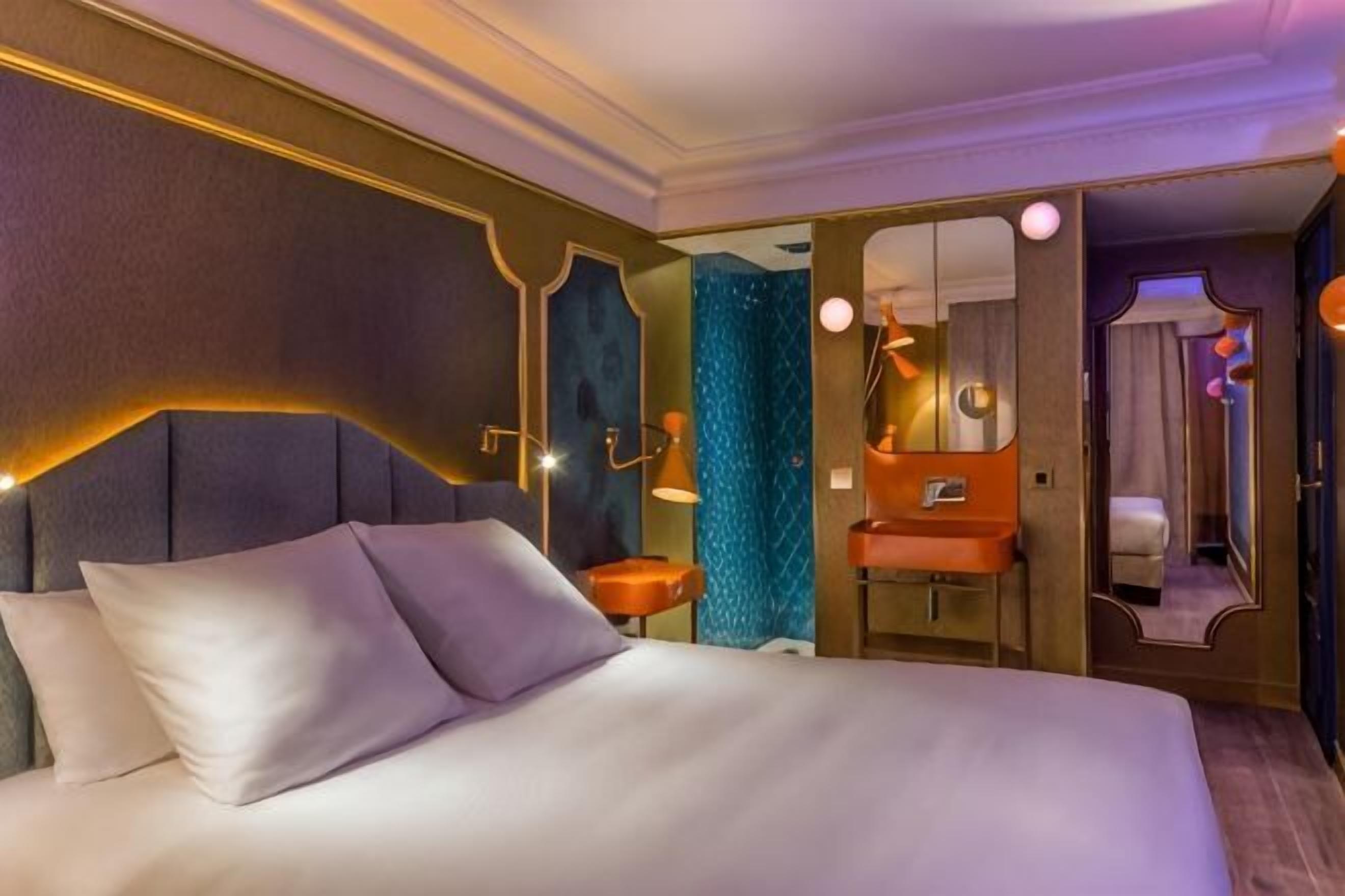 Sengetøy av topp kvalitet, minibar og safe på rommet
