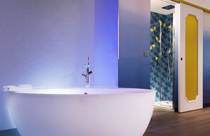 Deep-soaking bathtub - Idol Hotel (Paris)