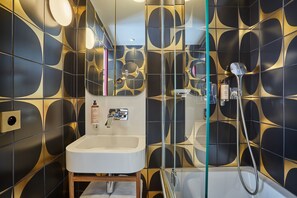 Premium bedding, minibar, in-room safe, individually decorated - Idol Hotel (Paris)