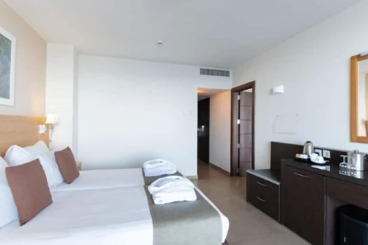 Minibar, in-room safe, desk, laptop workspace