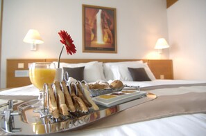 Minibar, in-room safe, desk, laptop workspace - The Preluna Hotel (Sliema)