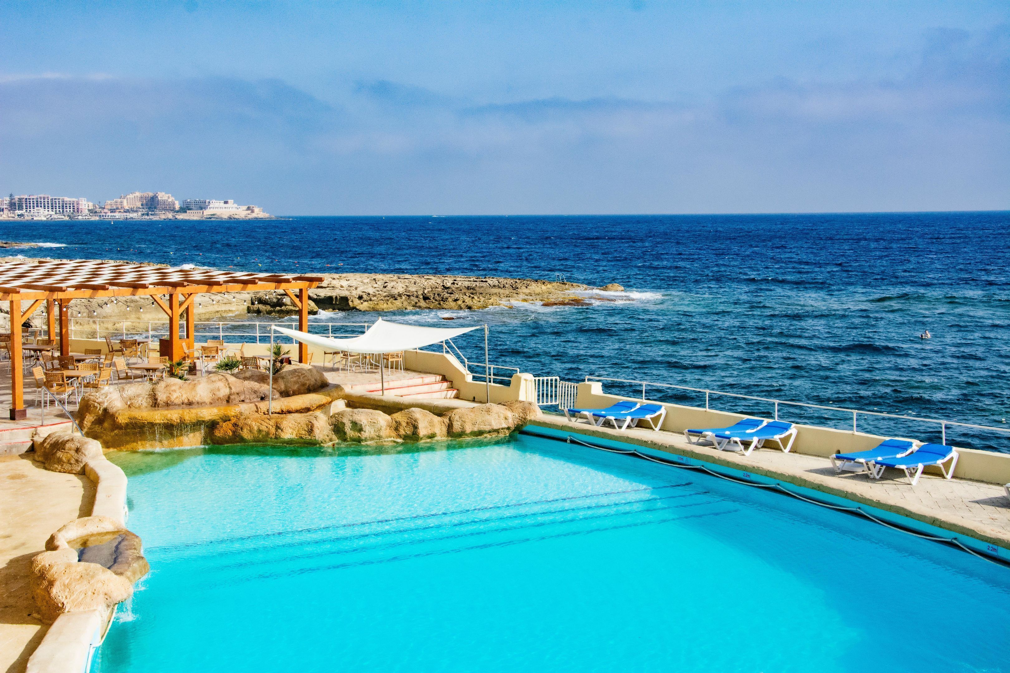 Piscine couverte, piscine extérieure, parasols de plage, chaises longues